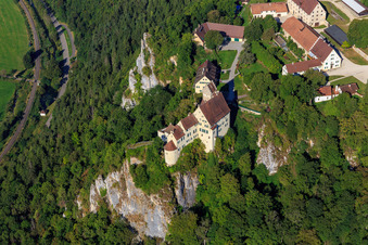 Schloss Werenwag (Langenbrunn) am Schreyfels Kletterfelsen über der Donau im Ortsteil Hausen im Tal in Beuron im Bundesland Baden-Württemberg, Deutschland von oben