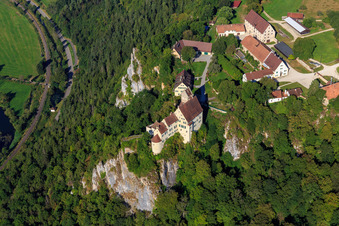 Schloss Werenwag (Langenbrunn) am Schreyfels Kletterfelsen über der Donau im Ortsteil Hausen im Tal in Beuron im Bundesland Baden-Württemberg, Deutschland aus der Luft