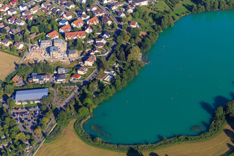 Steißlinger See mit Seeblickhalle und Freibad Steißlinger See in Steißlingen im Bundesland Baden-Württemberg, Deutschland