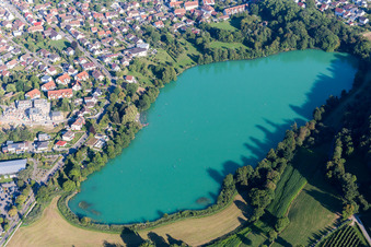Luftbild von Dorfkern an den See- Uferbereichen des Steisslinger See in Steißlingen im Bundesland Baden-Württemberg, Deutschland