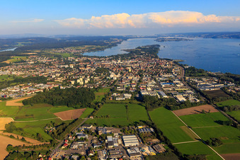 Stadtansicht am Bodensee aus Westen in Radolfzell am Bodensee im Bundesland Baden-Württemberg, Deutschland