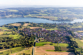 Dorfkern an den Fluss-/Bodensee-Uferbereichen des Rhein in Öhningen im Ortsteil Stiegen im Bundesland Baden-Württemberg, Deutschland