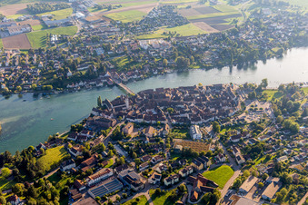 Fluß - Brückenbauwerk über den Rhein in Stein am Rhein im Kanton Schaffhausen, Schweiz