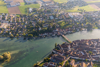 Luftbild von Fluß - Brückenbauwerk über den Rhein in Stein am Rhein im Kanton Schaffhausen, Schweiz
