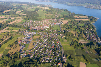 Luftbild von Dorfkern an den Fluss-/Bodensee-Uferbereichen des Rhein in Öhningen im Ortsteil Stiegen im Bundesland Baden-Württemberg, Deutschland