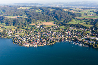 Luftbild von Yachthafen mit Sportboot- Anlegestellen und Bootsliegeplätzen am Uferbereich des Bodensee in Steckborn im Kanton Thurgau, Schweiz