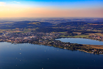 Blick zur Halbinsel Mettnau aus Süden mit Mettnaupark in Radolfzell am Bodensee im Bundesland Baden-Württemberg, Deutschland
