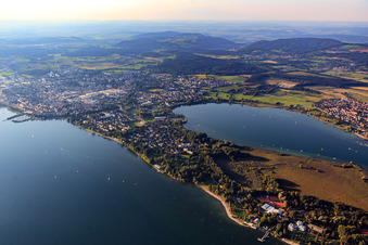 Blick zur Halbinsel Mettnau am Zeller See aus Osten vom Mettnaupark bis Radolfzell in Radolfzell am Bodensee im Bundesland Baden-Württemberg, Deutschland