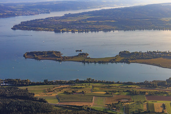 Blick zur Mettnauspitze der Halbinsel Mettnau und Liebesinsel im Zeller See aus Norden in Radolfzell am Bodensee im Bundesland Baden-Württemberg, Deutschland