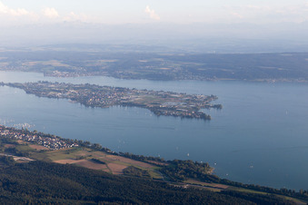 Schrägluftbild von Reichenau im Bundesland Baden-Württemberg, Deutschland