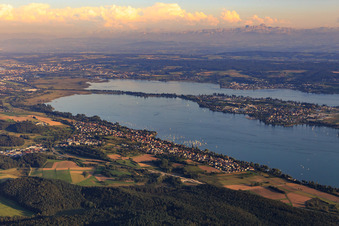 Stadtansicht am Ufer des Gnadensee bis Konstanz und Steg zur Reichenau aus Nordwesten in Allensbach im Bundesland Baden-Württemberg, Deutschland