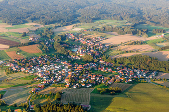 Dorf - Ansicht am Rande von landwirtschaftlichen Feldern und Nutzflächen in Herdwangen-Schönach im Bundesland Baden-Württemberg, Deutschland