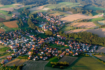 Luftbild von Dorf - Ansicht am Rande von landwirtschaftlichen Feldern und Nutzflächen in Herdwangen-Schönach im Bundesland Baden-Württemberg, Deutschland