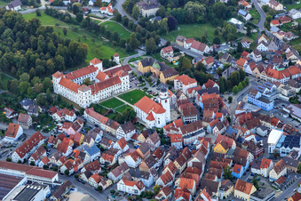 Luftbild von Schloss Meßkirch, Herz-Jesu-Heim Meßkirch und kathol. Kirche St. Martin im Bundesland Baden-Württemberg, Deutschland