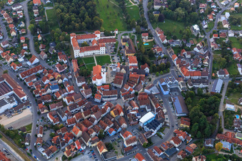 Altstadtzentrum Grabenbachstraße mit Schloss Meßkirch, Herz-Jesu-Heim Meßkirch und kathol. Kirche St. Martin im Bundesland Baden-Württemberg, Deutschland