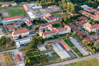Luftbild von Gebäude des Kinderheimes und Jugendheimes Jugendwerk St. Josef im Ortsteil Queichheim in Landau in der Pfalz im Bundesland Rheinland-Pfalz, Deutschland