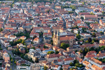 Luftbild von Kirchengebäude von  im Altstadt- Zentrum der Innenstadt in Landau in der Pfalz im Bundesland Rheinland-Pfalz, Deutschland