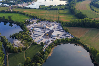 Finger Beton Kuhardt GmbH & Co. KG zwischen 2 Baggerseen im Bundesland Rheinland-Pfalz, Deutschland