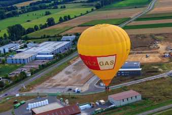 Luftbild von Heissluftballon PFALZGAS über dem Gewerbepark W II in Herxheim bei Landau im Bundesland Rheinland-Pfalz, Deutschland