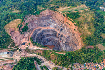 Schrägluftbild von Steinbruch Albersweiler der Basalt-Actien-Gesellschaft im Bundesland Rheinland-Pfalz, Deutschland