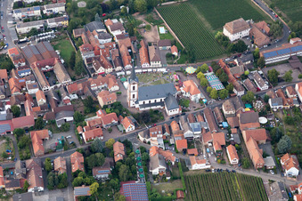 Kirchengebäude von St. Peter und Paul im Dorfkern in Edesheim im Bundesland Rheinland-Pfalz, Deutschland