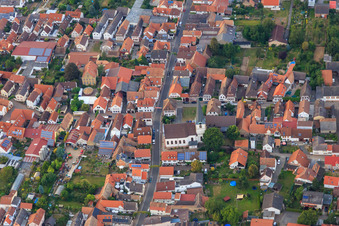 Dorfzentrum mit Katholische Kirche in Venningen im Bundesland Rheinland-Pfalz, Deutschland