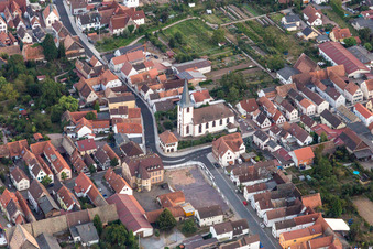 Kirchengebäude der der katholischen Kirche in Ottersheim bei Landau im Bundesland Rheinland-Pfalz, Deutschland
