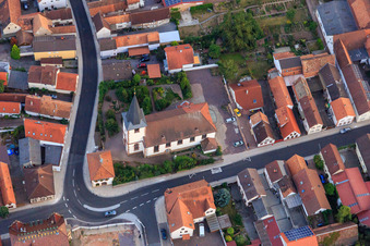 Kirche an der Lange Straße in Ottersheim bei Landau im Bundesland Rheinland-Pfalz, Deutschland