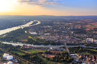 Ortsansicht zwischen Main und Rhein im Ortsteil Kostheim in Wiesbaden im Bundesland Hessen, Deutschland