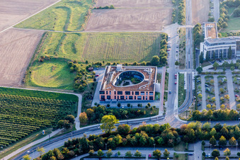 Bürogebäude des Verwaltungs- und Geschäftshauses der ZDF Enterprises GmbH und ZDF Werbefernsehen GmbH in Mainz im Ortsteil Marienborn im Bundesland Rheinland-Pfalz, Deutschland