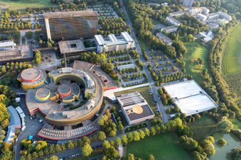 Gebäudekomplex am Funkhauses des Senders Zweites Deutsches Fernsehen im Ortsteil Lerchenberg in Mainz im Bundesland Rheinland-Pfalz, Deutschland