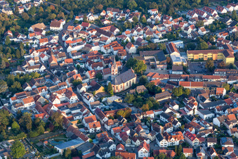 Kirchengebäude St. Georg im Altstadt- Zentrum der Innenstadt in Nieder-Olm im Bundesland Rheinland-Pfalz, Deutschland