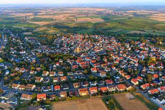 Ortszentrum mit Katholische Kirche Zornheim im Bundesland Rheinland-Pfalz, Deutschland