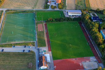 Fußballplatz an der Hans-Steib-Halle in Zornheim im Bundesland Rheinland-Pfalz, Deutschland