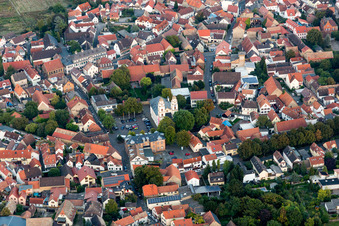Kirchengebäude der Heidenturmkirche St. Viktor im Dorfkern in Guntersblum im Bundesland Rheinland-Pfalz, Deutschland