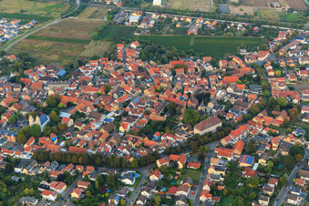 Leininger Schloss an der Promenade in Guntersblum im Bundesland Rheinland-Pfalz, Deutschland