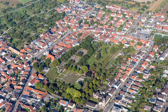 Grabreihen auf dem Gelände des Friedhofes in Dettenheim im Ortsteil Liedolsheim im Bundesland Baden-Württemberg, Deutschland