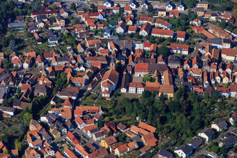 Hauptstraße mit Rathaus der Ortsgemeinde , Terra-Sigillata-Museum, Kleines Kulturzentrum und  Pfarrkirche St. Michael in Rheinzabern im Bundesland Rheinland-Pfalz, Deutschland