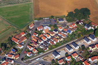 Mühlgasse, Waldstraße an der Bahnlinie in Rheinzabern im Bundesland Rheinland-Pfalz, Deutschland