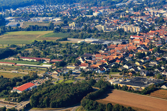 Rheinstr und Kreisverkehr and der Aral-Tankstelle von Nordosten in Kandel im Bundesland Rheinland-Pfalz, Deutschland