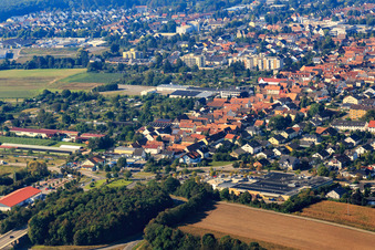 Luftbild von Rheinstr und Kreisverkehr and der Aral-Tankstelle von Nordosten in Kandel im Bundesland Rheinland-Pfalz, Deutschland