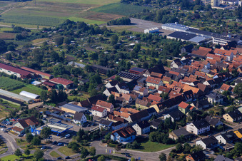 Luftaufnahme von Rheinstr und Kreisverkehr and der Aral-Tankstelle von Nordosten in Kandel im Bundesland Rheinland-Pfalz, Deutschland