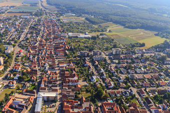 Luftaufnahme von Juststraße Rheinstraße von Westen in Kandel im Bundesland Rheinland-Pfalz, Deutschland