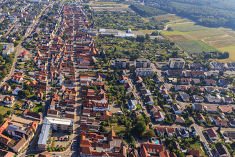 Schrägluftbild von Juststraße Rheinstraße von Westen in Kandel im Bundesland Rheinland-Pfalz, Deutschland
