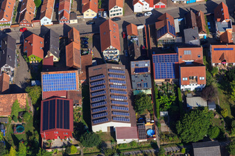 Scheuern mit PV-Dächern an der Rheinstr in Kandel im Bundesland Rheinland-Pfalz, Deutschland