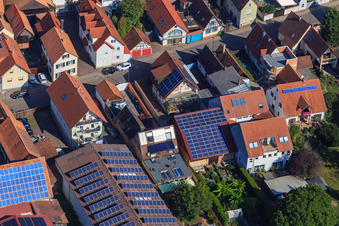 Scheuern mit PV-Dächern an der Rheinstr in Kandel im Bundesland Rheinland-Pfalz, Deutschland von oben gesehen