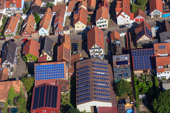 Drohnenaufname von Scheuern mit PV-Dächern an der Rheinstr in Kandel im Bundesland Rheinland-Pfalz, Deutschland