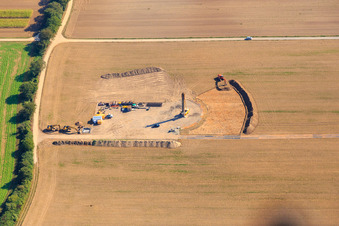 Schrägluftbild von Baustelle Windrad Fundament in Hatzenbühl im Bundesland Rheinland-Pfalz, Deutschland