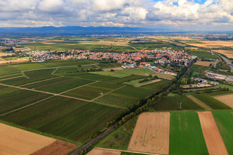 Dorfansicht an der Bahnlinie aus Süden in Rohrbach im Bundesland Rheinland-Pfalz, Deutschland