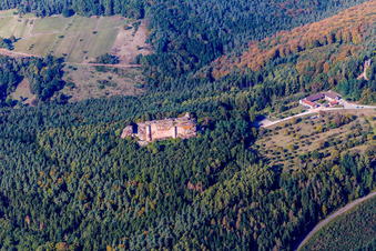 Luftbild von Ruine und Mauerreste der Burg Fleckenstein mit Café des 4 Châteaux in Lembach in Grand Est im Bundesland Bas-Rhin, Frankreich